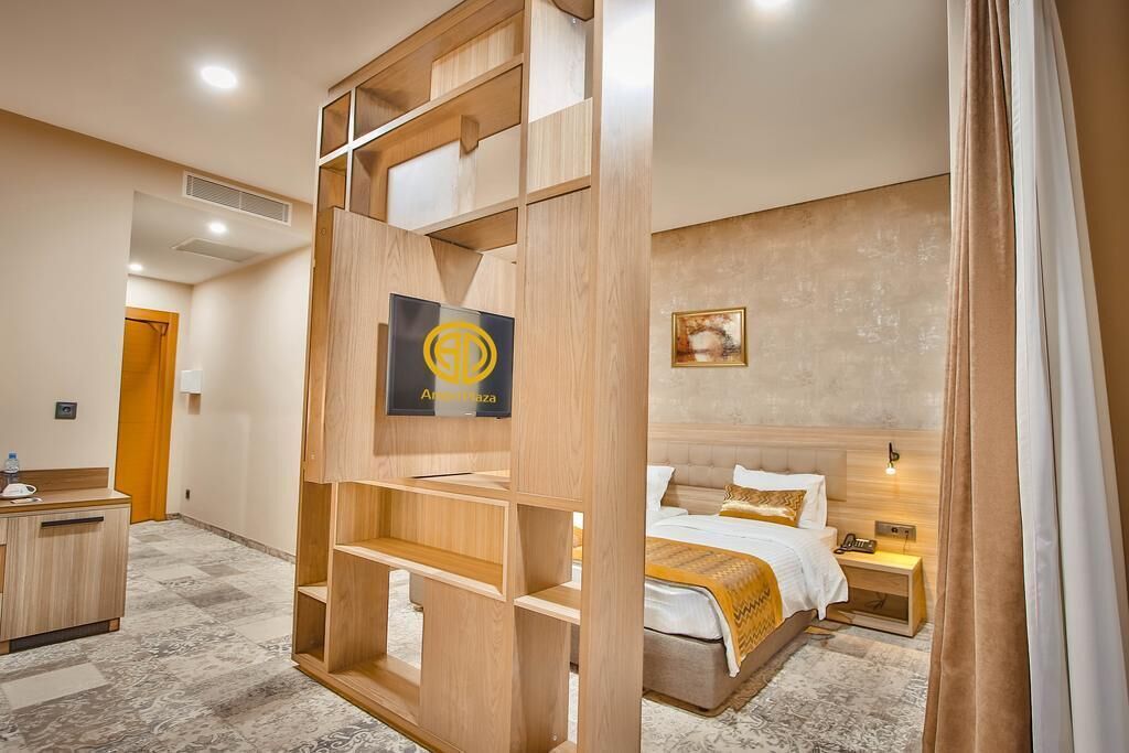 Luxe beddengoed, pillowtop-bedden, een minibar, een kluis op de kamer