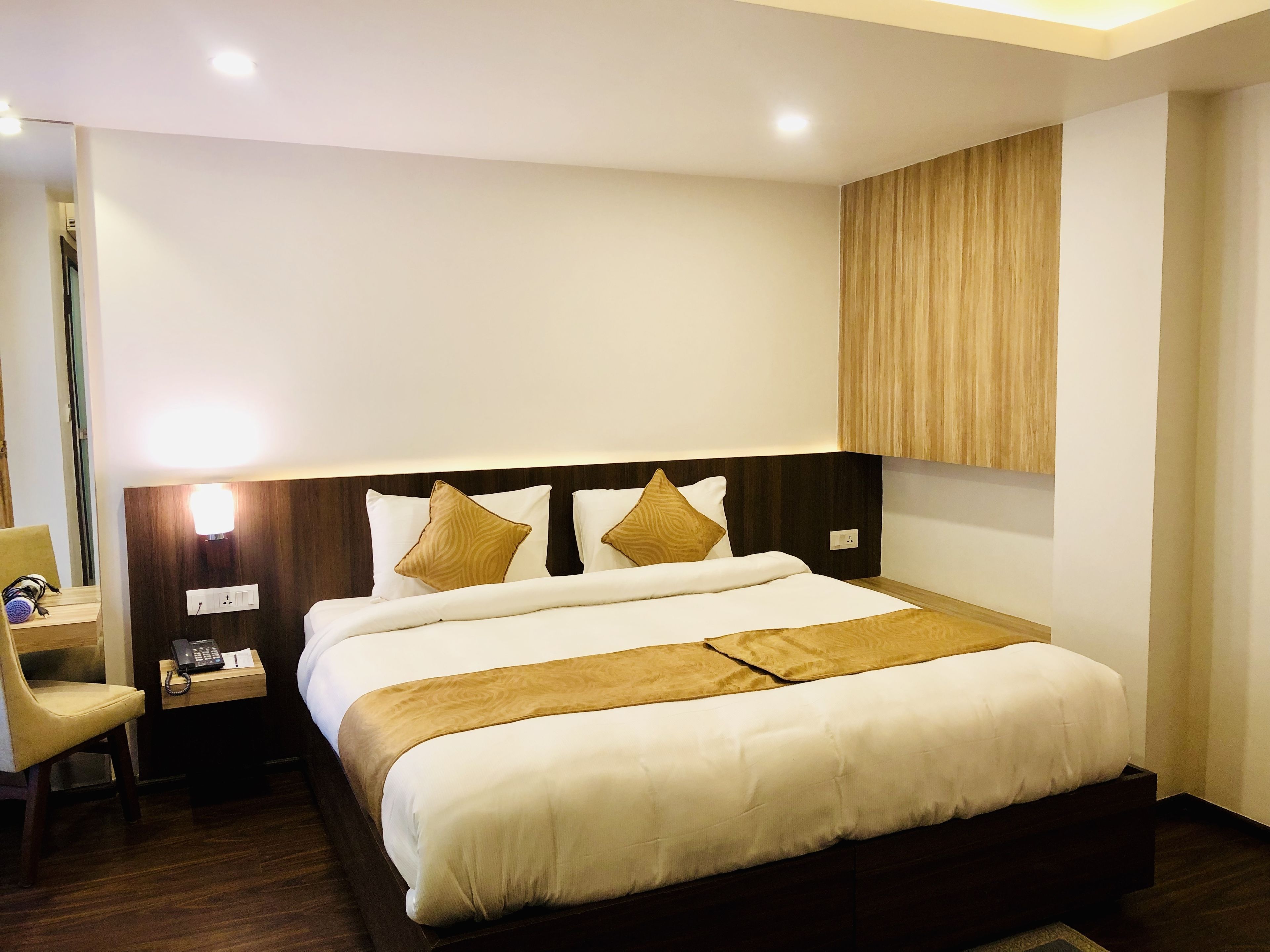 deluxe single room | 1 bedroom, premium bedding, pillow-top beds, individually decorated