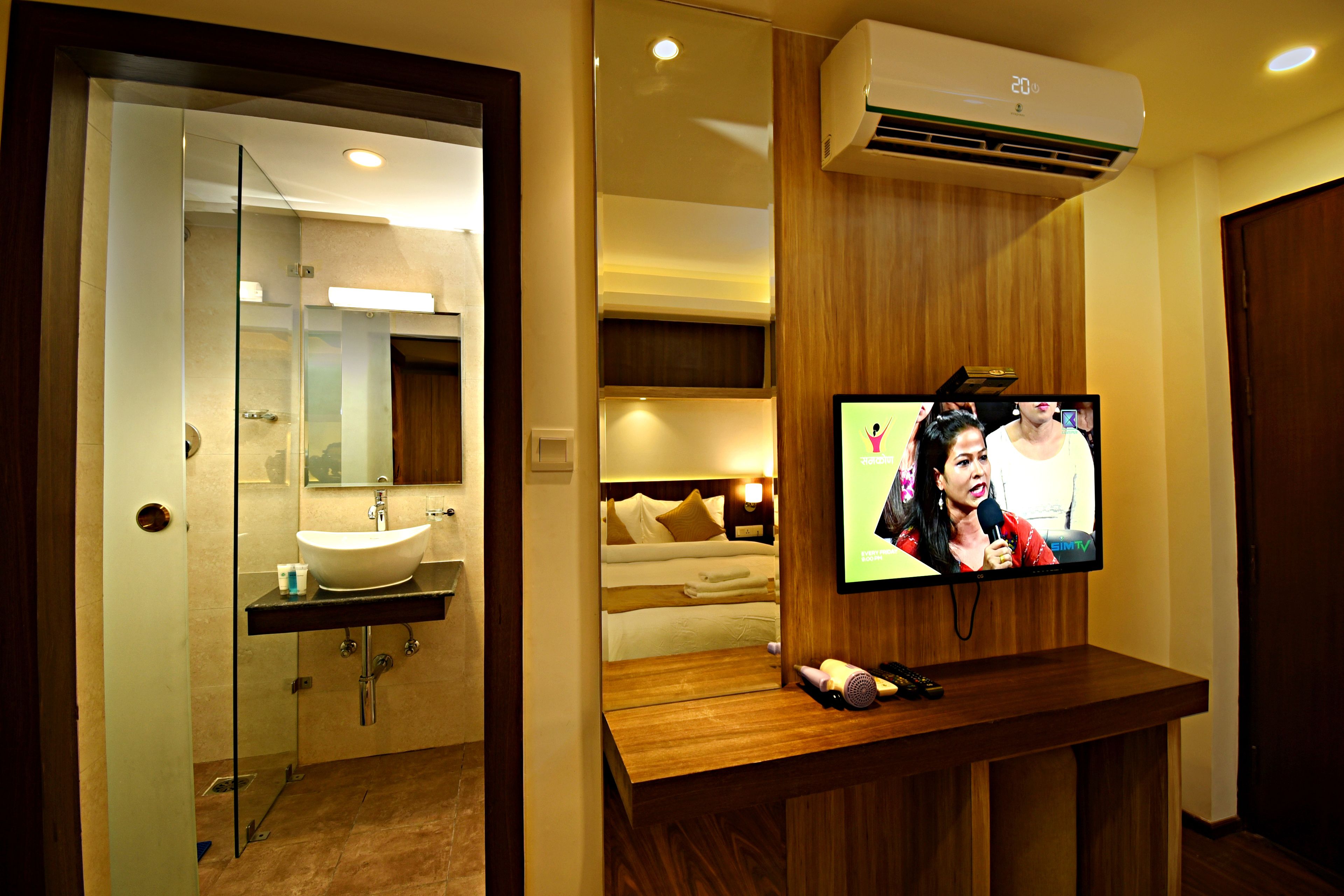 deluxe single room | 1 bedroom, premium bedding, pillow-top beds, individually decorated