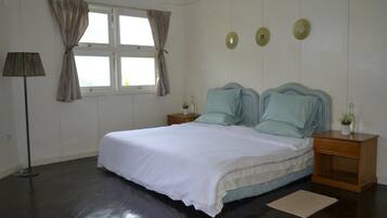 Työpöytä, silitysrauta/-lauta, vuodevaatteet