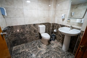 Chambre Double Standard | Salle de bain | Douche, articles de toilette gratuits, sèche-cheveux, chaussons