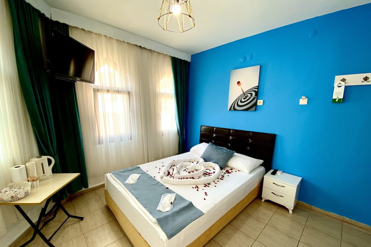 Standard Triple Room | Premium bedding, in-room safe, desk, laptop workspace