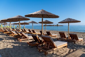 On the beach, white sand, sun loungers, beach umbrellas - High Beach White (Hersonissos)