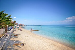 Am Strand, Liegestühle, Sonnenschirme