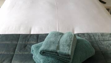 Escritorio, sistema de insonorización y tabla de planchar con plancha