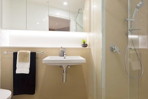 Appartamento, 1 camera da letto | Bagno | Doccia, set di cortesia gratuito, asciugacapelli, asciugamani