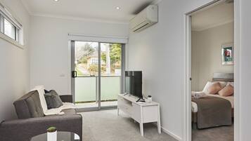 Townhome, 1 Bedroom | Living room