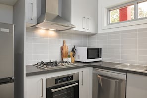 Maison en rangée, 1 chambre | Cuisine privée | Réfrigérateur grande capacité avec congélateur, four à micro-ondes