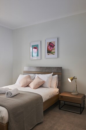 Room - Bright and Updated 1 Bedroom Apartment (Malvern East)