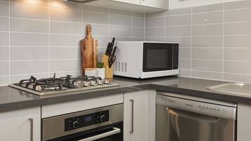 Townhome, 1 Bedroom | Private kitchen