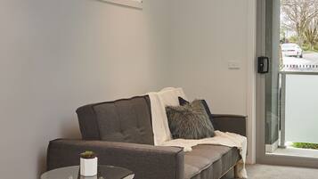 Townhome, 1 Bedroom | Living room