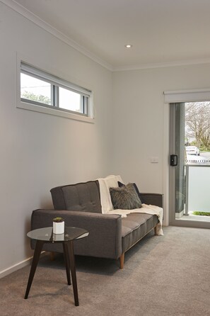 タウンホーム 1 ベッドルーム | リビングルーム | 薄型テレビ