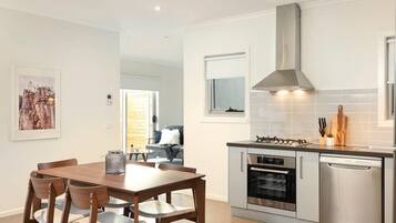 Apartment, 2 Bedrooms | Private kitchen