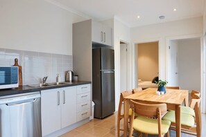 Apartment, 2 Bedrooms | Private kitchen