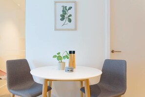 Appartement, 2 chambres | Repas dans la chambre