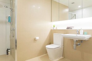 Apartment, 2 Bedrooms | Bathroom | Shower, free toiletries, hair dryer, towels - Compact Brisbane Pad With 2 Bedrooms (Brisbane)