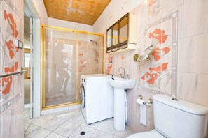 Studio | Bathroom