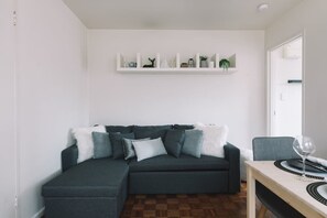Appartement, 1 chambre | Salle de séjour | Télévision