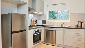 Apartamento, 1 habitación | Cocina privada | Frigorífico grande, microondas, horno y placa de cocina