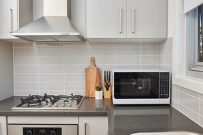 Apartamento, 1 quarto | Cozinha privada | Geladeira grande, micro-ondas, fogão, cooktop