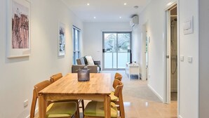 Apartamento, 1 habitación | Zona de estar | Una televisión de pantalla plana