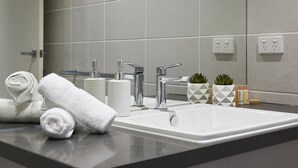 Apartment, 2 Schlafzimmer | Waschbecken im Bad