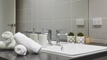 Apartment, 2 Bedrooms | Bathroom sink