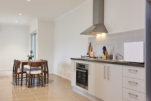 Stadtwohnung, 2 Schlafzimmer | Eigene Küche | Großer Kühlschrank, Mikrowelle, Ofen, Herdplatte