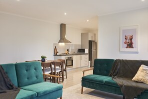 Stadtwohnung, 2 Schlafzimmer | Wohnbereich | Flachbildfernseher