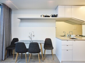 Apartment, 1 Bedroom | In-room dining