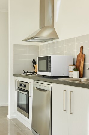 Apartment, 2 Bedrooms | Private kitchen