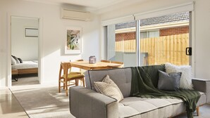 Apartment, 2 Schlafzimmer | Wohnbereich | Flachbildfernseher