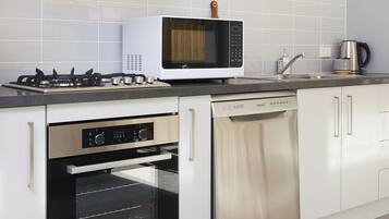 Apartment, 2 Bedrooms | Private kitchen