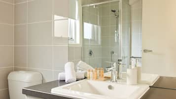 Apartment, 2 Bedrooms | Bathroom sink