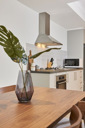 Apartment, 2 Schlafzimmer | Essbereich im Zimmer
