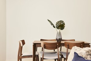 Apartment, 2 Schlafzimmer | Essbereich im Zimmer