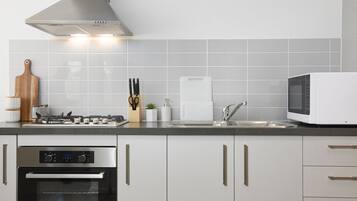 Apartment, 2 Bedrooms | Private kitchen