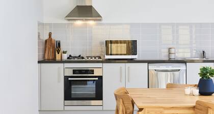 Spacious and Bright 1 Bedroom Apartment