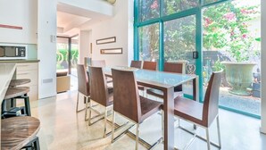 Apartment, 3 Bedrooms | In-room dining - Spacious Home In New Farm For 6 W/ Parking (New Farm)