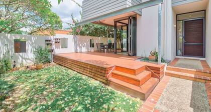 Spacious Home In New Farm For 6 W/ Parking