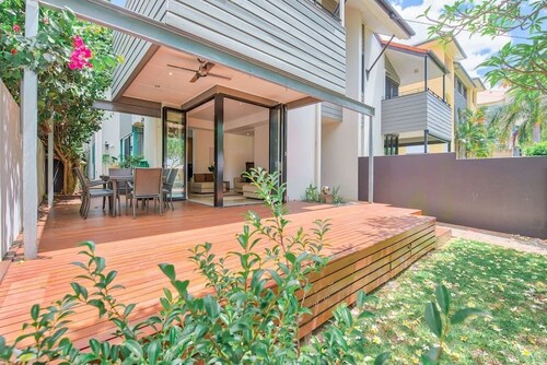 Spacious Home In New Farm For 6 W/ Parking