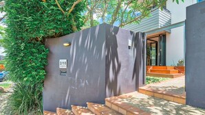Apartment, 3 Bedrooms | Terrace/patio - Spacious Home In New Farm For 6 W/ Parking (New Farm)