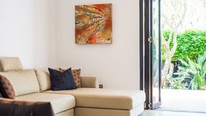 Apartment, 3 Bedrooms | Living area - Spacious Home In New Farm For 6 W/ Parking (New Farm)