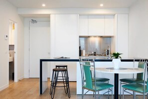 Apartment, 1 Bedroom | In-room dining