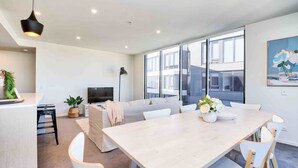 Appartement, 2 slaapkamers | Dineren op de kamer