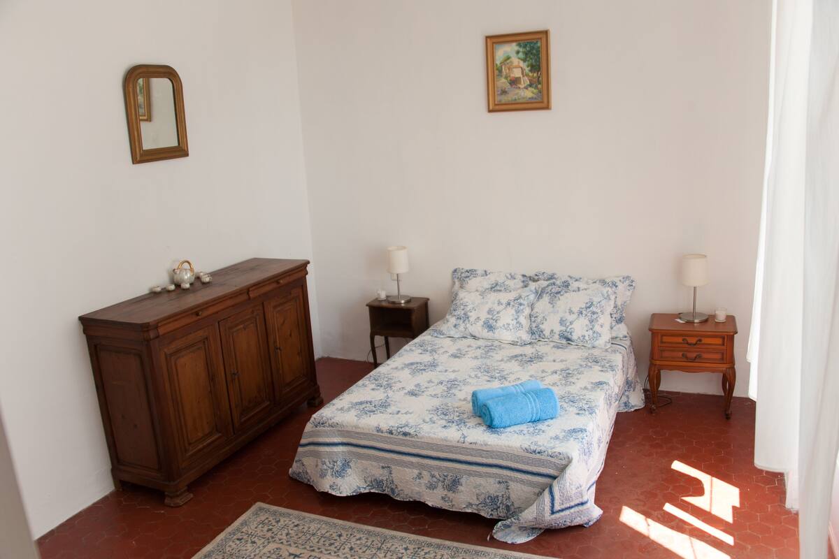 Quarto casal, banheiro compartilhado (Bougainvillier) | Cortinas blackout, ferros/tábuas de passar roupa, Wi-Fi de cortesia