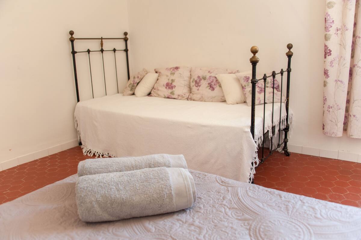 Quarto (Vignes) | Cortinas blackout, ferros/tábuas de passar roupa, Wi-Fi de cortesia