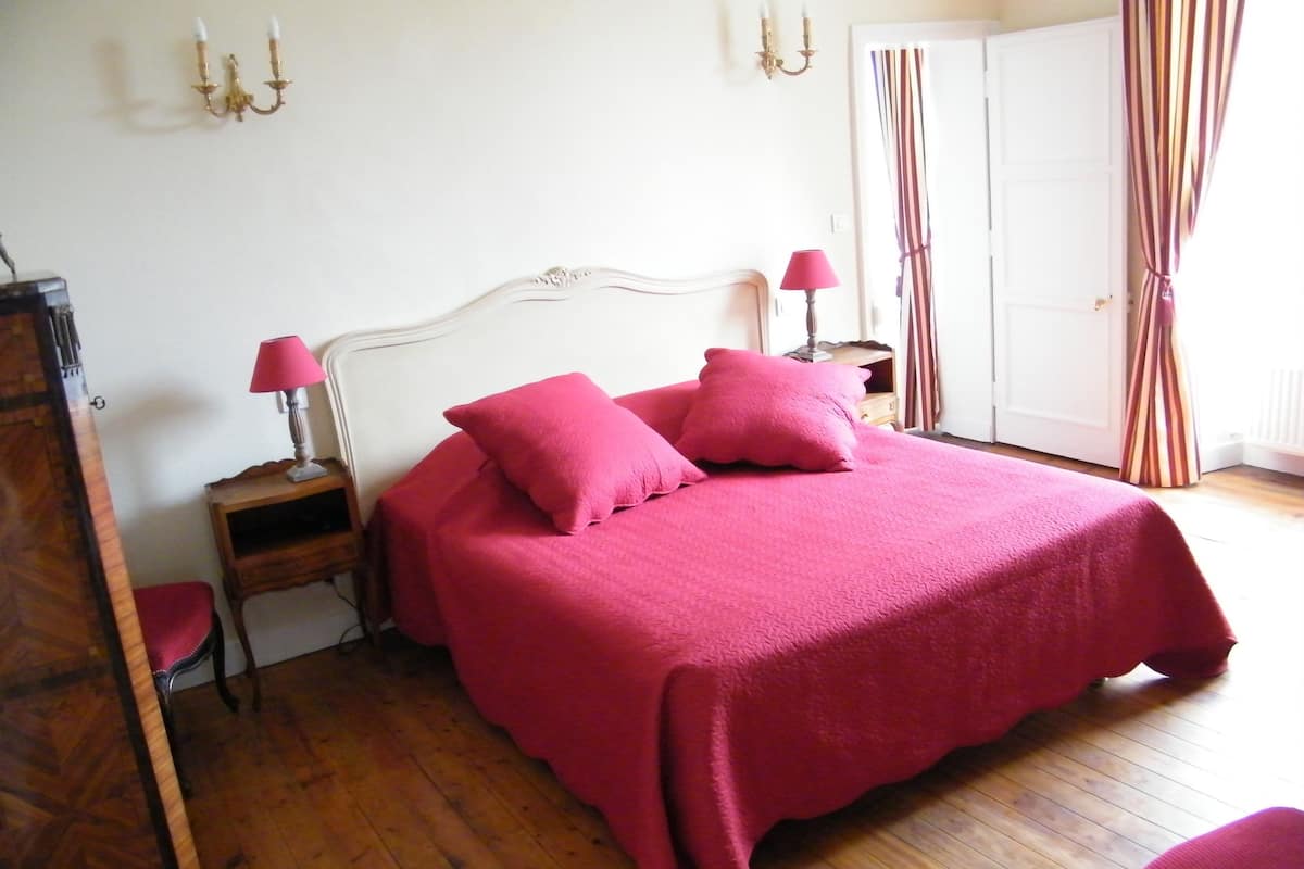 Suite, 1 Queen Bed with Sofa bed, Ensuite (Catherine de Sureau) | Soundproofing, iron/ironing board, free WiFi, bed sheets