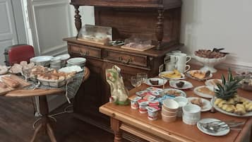 Petit déjeuner complet compris tous les jours