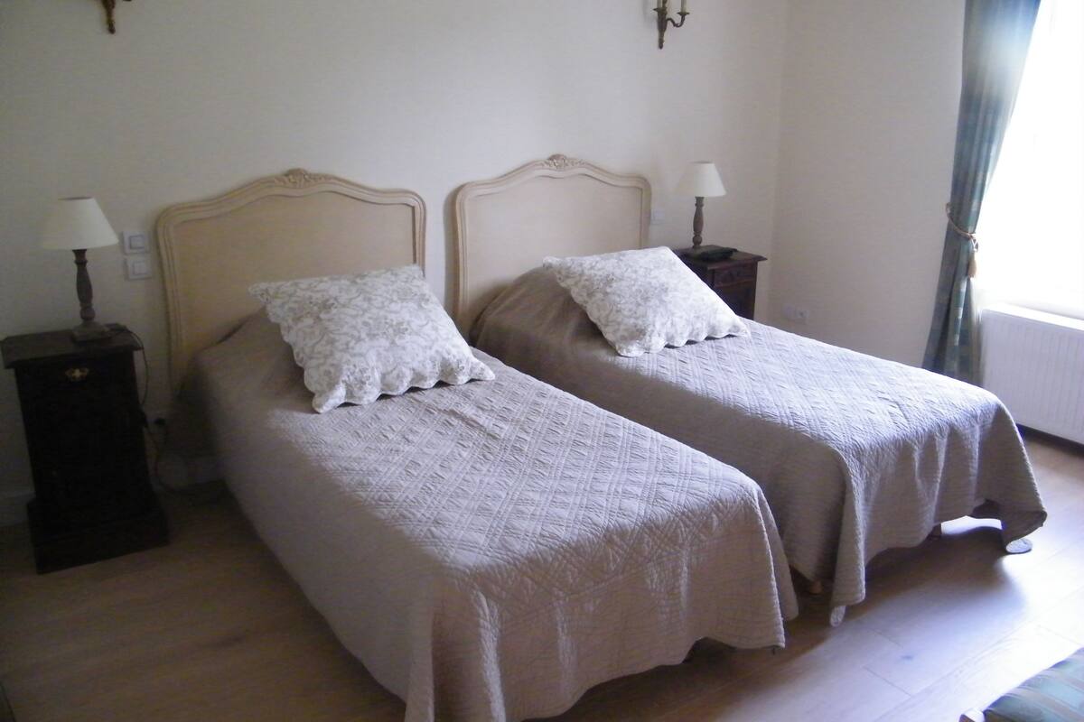 Double or Twin Room, Accessible, Ground Floor (Chambre Guillaume de Glos) | Kalis bunyi, seterika/papan seterika, Wi-fi percuma, cadar katil 